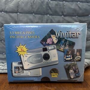 Vivitar 3.3 Megapixel Digital Camera - VIVICAM 3705 - Silver